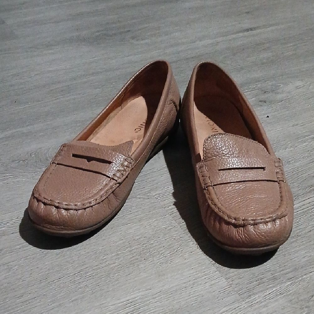 Vionic Marcy Tan Leather Loafers  Sz 9.5 NWOT